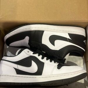 WMNS AIR JORDAN 1 LOW SE
8.5
UK 6
CM 25.5
BR 38
EUR 40